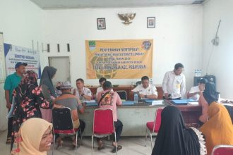 Pembagian sertifikat PTSL kepada warga Desa Karangreja. Foto : beritaindonesianews.id