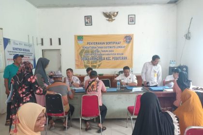 Pembagian sertifikat PTSL kepada warga Desa Karangreja. Foto : beritaindonesianews.id
