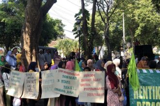 Warga Pakel, Banyuwangi, Jawa Timur, memberikan dukungan tiga warga, Mulyadi, Suwarno, dan Untung, yang didakwa atas dugaan menyebarkan berita bohong. Sumber Foto: Walhi