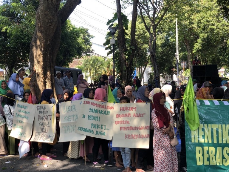 Warga Pakel, Banyuwangi, Jawa Timur, memberikan dukungan tiga warga, Mulyadi, Suwarno, dan Untung, yang didakwa atas dugaan menyebarkan berita bohong. Sumber Foto: Walhi