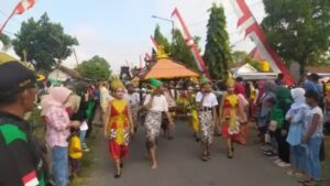 Arak-arakan Tumpeng Klepon dalam acara HUT Desa Semboro. Foto : Moh Ali Makrus/JemberTimes