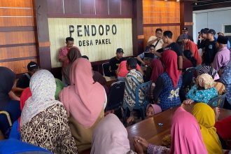 Warga Pakel saat antre menerima Tali Asih. Foto :Fitri Anggiawati/ VIVA Banyuwangi