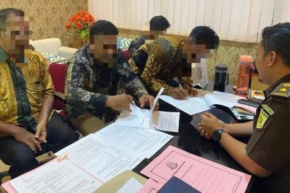 Empat perangkat desa sawoo saat penetapan tersangka di Kantor Kejari Ponorogo. Foto : Kanalponorogo.com