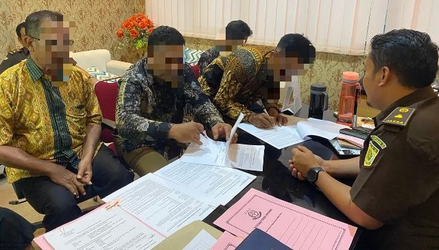 Empat perangkat desa sawoo saat penetapan tersangka di Kantor Kejari Ponorogo. Foto : Kanalponorogo.com