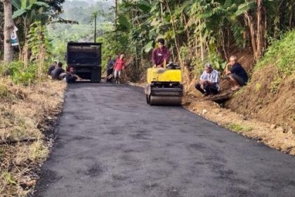 Lokasi pembangunan hotmix jalan di Desa Linggamukti, Kecamatan Sucinaraja, Garut, Jawa Barat. Foto iNewsGarut.id/Hendrik Prima