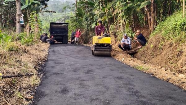 Lokasi pembangunan hotmix jalan di Desa Linggamukti, Kecamatan Sucinaraja, Garut, Jawa Barat. Foto iNewsGarut.id/Hendrik Prima