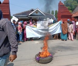 Warga Desa Surakarta saat membakar ban bekas dan menyegel kantor Balai Desa Surakarta. Sumber: Riant Subekti/inesw.id