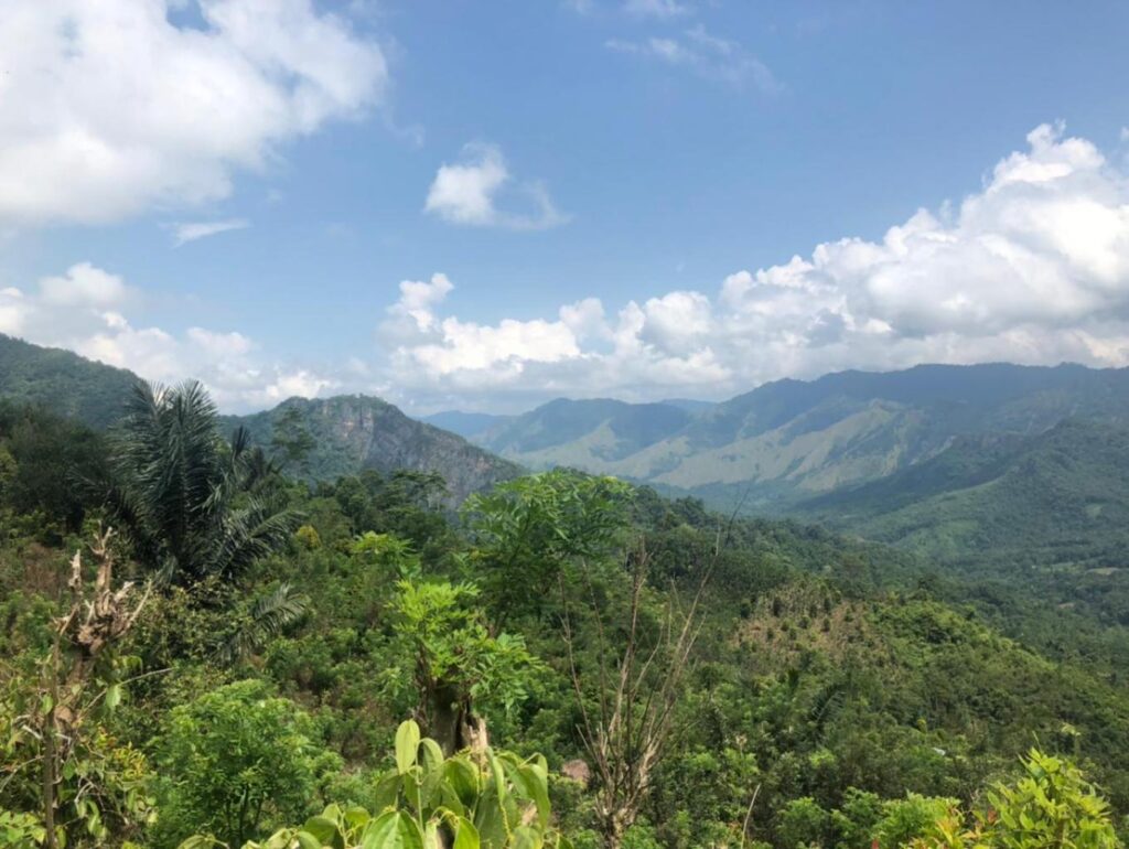 Hamparan Bukit dengan Batuan Purbakala di Desa Wisata Kadingeh. Sumber foto: Kemenparekraf.