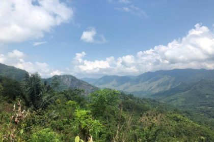 Hamparan Bukit dengan Batuan Purbakala di Desa Wisata Kadingeh. Sumber foto: Kemenparekraf.
