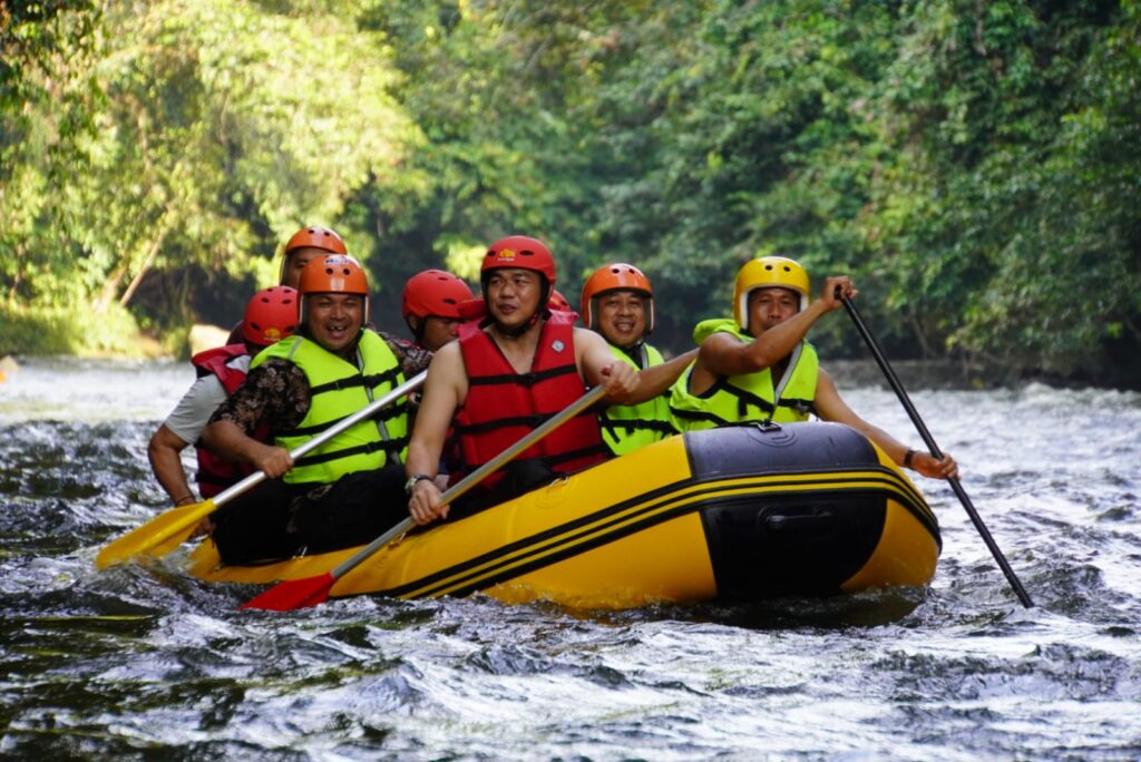 Bupati Kapuas Hulu berwisata arung jeram di Desa Rantau Kalis, Kecamatan Kalis yang merupakan destinasi wisata alam di wilayah Kabupaten Kapuas Hulu.