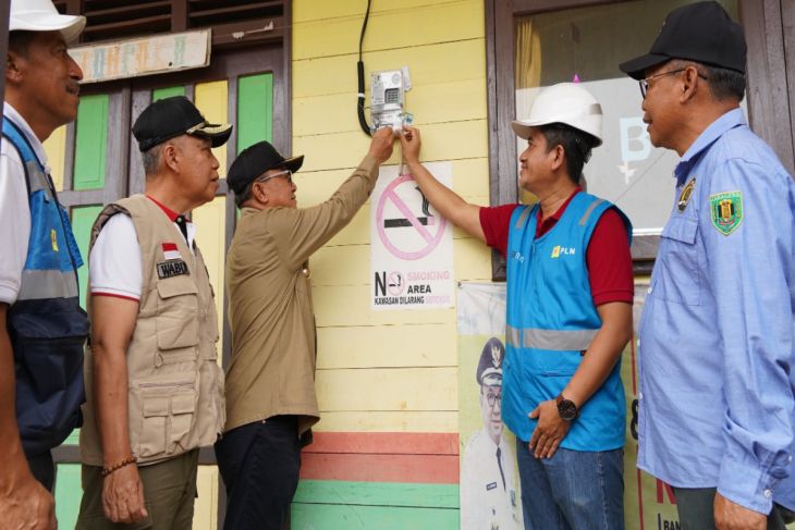 General Manager PLN UID Kalselteng melakukan penyalaan listrik desa di Dusun Meho, Desa Panaan, Kecamatan Bintang Ara, Kabupaten Tabalong yang berdampak positif bagi masyarakat setempat.