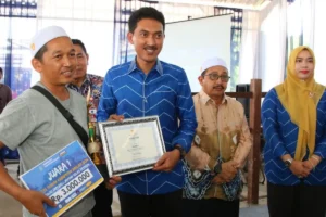 Bupati Banjar menyerahkan hadiah untuk pemenang kontes hewan ternak di pasar hewan Padang Panjang Karang Intan Kabupaten Banjar.