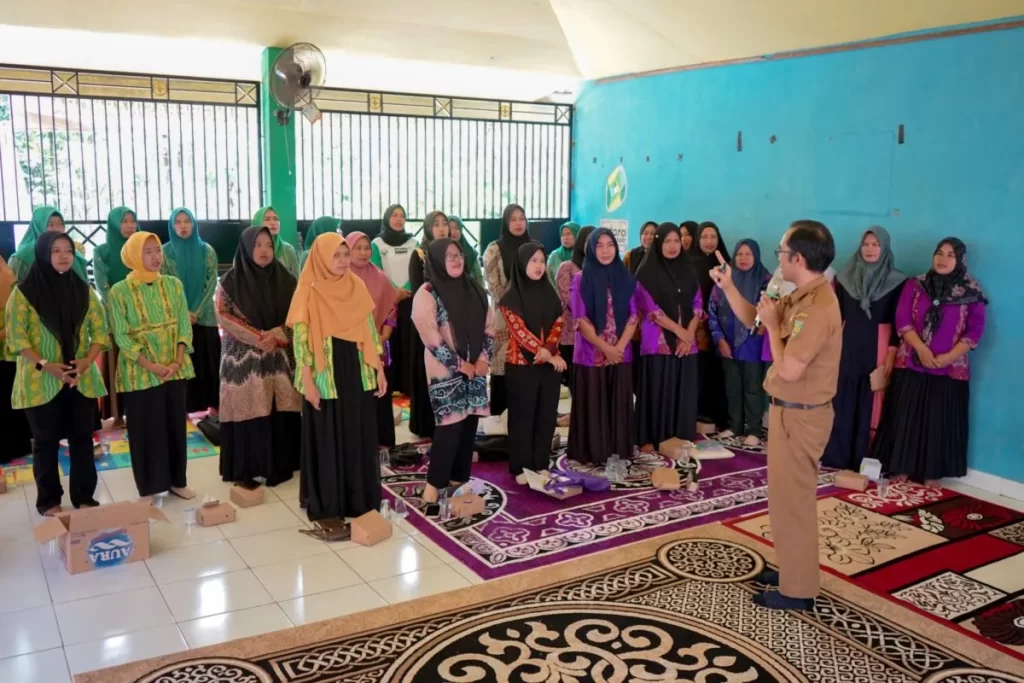 Para kader posyandu Desa Manduin, Kecamatan Muara Harus, Kabupaten Tabalong mengikuti pembinaan dan pendampingan dalam rangka pencegahan stunting.