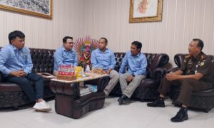 Jajaran DPC APDESI Jember saat bertemu dengan Kepala Kejaksaan Negeri Jember I Nyoman Sucitrawan, Kamis (16/5/2024). Sumber: Istimewa.