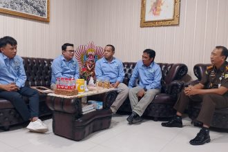 Jajaran DPC APDESI Jember saat bertemu dengan Kepala Kejaksaan Negeri Jember I Nyoman Sucitrawan, Kamis (16/5/2024). Sumber: Istimewa.