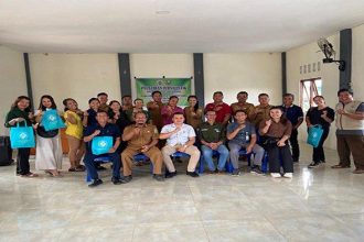 Sekdes Pusat Damai saat foto bersama peserta pelatihan jurnalistik dan Duta Digital Program Desa Cerdas.