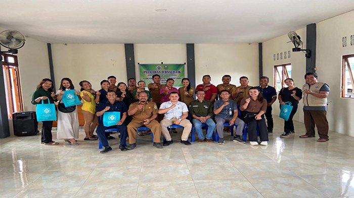 Sekdes Pusat Damai saat foto bersama peserta pelatihan jurnalistik dan Duta Digital Program Desa Cerdas.