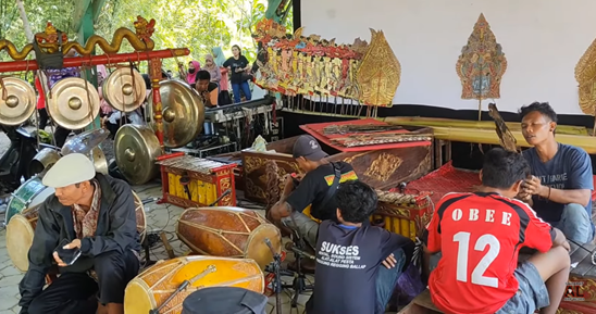 Tradisi Sawuran di Desa Gedangdowo: Wujud Kemeriahan dan Syukur di Tengah Panen Berlimpah