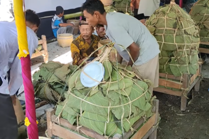 Tradisi Sawuran atau biasa disebut awur - awur. Sumber: Youtube/sahabatalarifblora