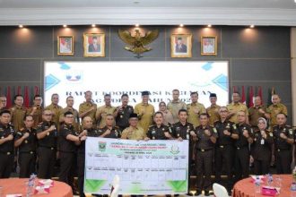 Kejaksaan Tinggi Sumbar dan Pemrov Sumbar melakukan pertemuan untuk membahas pengawalan dan pengawasan terhadap dana desa agar tidak disalahgunakan atau dikorupsi. Sumber foto: padang.tribunnews.com