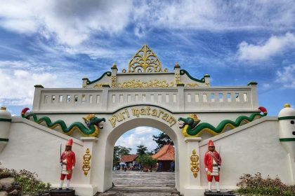 Gerbang Utama Puri Mataram. Sumber foto: bumdesatridadimakmur.com