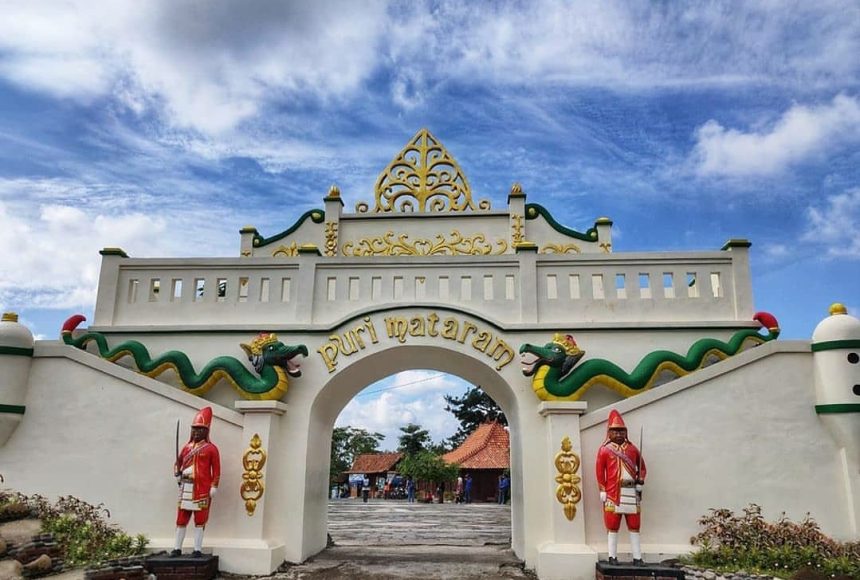 Gerbang Utama Puri Mataram. Sumber foto: bumdesatridadimakmur.com