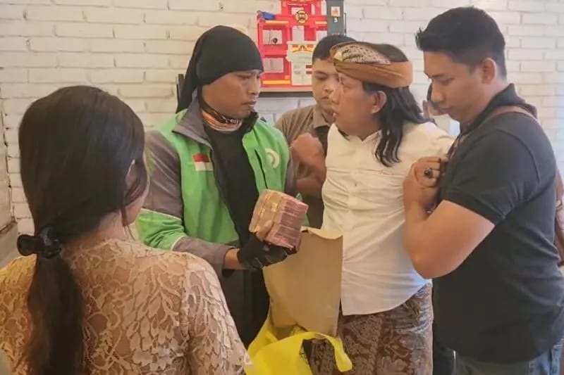 Penyidik Kejaksaan Tinggi Bali melakukan OTT terhadap Bendesa Adat Berawa di Cafe Casa Bunga Renon. Sumber foto : ANTARA