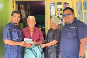 Baznas Kota Bukittinggi menyerahkan bantuan kepada warga terdampak banjir bah di Ngarai Sianok. Sumber foto: posmetropadang.co.id