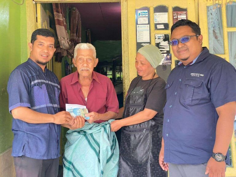 Baznas Kota Bukittinggi menyerahkan bantuan kepada warga terdampak banjir bah di Ngarai Sianok. Sumber foto: posmetropadang.co.id