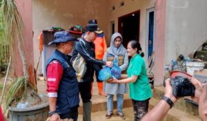 Penjabat Walikota Sawahlunto Fauzan Hasan mendampingi Organisasi Perangkat Daerah (OPD) dalam penyaluran bantuan bagi korban terdampak longsor dan banjir di Kecamatan Silungkang. Sumber foto: antaranews.com