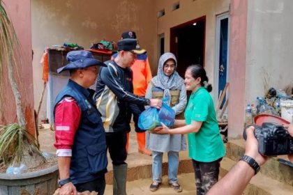 Penjabat Walikota Sawahlunto Fauzan Hasan mendampingi Organisasi Perangkat Daerah (OPD) dalam penyaluran bantuan bagi korban terdampak longsor dan banjir di Kecamatan Silungkang. Sumber foto: antaranews.com