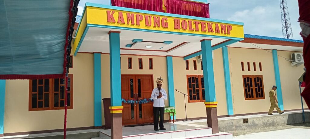 Penjabat Wali Kota Jayapura, Frans Pekey saat peresmian gedung serbaguna Kampung Holtekamp, Distrik Muara Tami, Sumber Foto: Dok. Kabar Papua