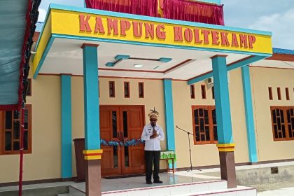 Penjabat Wali Kota Jayapura, Frans Pekey saat peresmian gedung serbaguna Kampung Holtekamp, Distrik Muara Tami, Sumber Foto: Dok. Kabar Papua