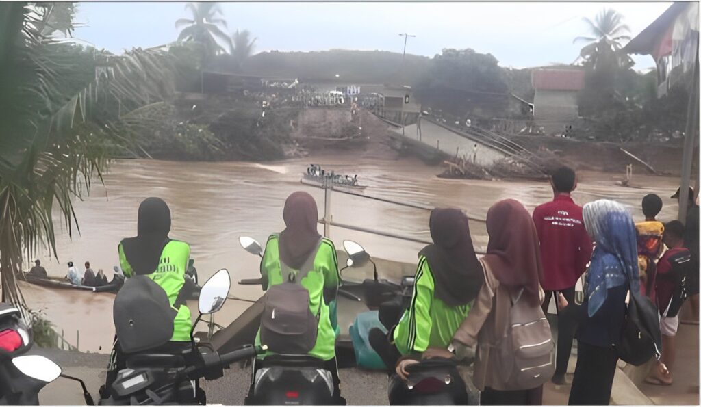 Para pelajar dan guru sedang mengantri perahu untuk melintasi sungai menuju sekolah. Sumber foto: metrotvnews.com