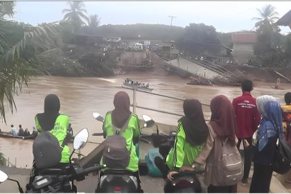 Para pelajar dan guru sedang mengantri perahu untuk melintasi sungai menuju sekolah. Sumber foto: metrotvnews.com