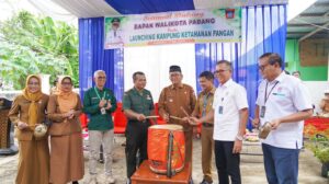 Wali Kota Padang, Hendri Septa bersama Perangkat Kulurahan Keranji saat launching Kampung Ketahanan Pangan. Sumber foto: www.infopublik.id