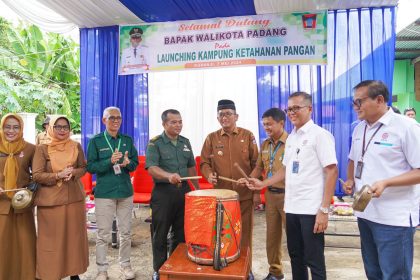 Wali Kota Padang, Hendri Septa bersama Perangkat Kulurahan Keranji saat launching Kampung Ketahanan Pangan. Sumber foto: www.infopublik.id