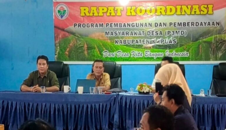 Dinas PMD Kabupaten Kapuas saat melaksanakan rapat kerja bersama para pendamping desa di Aula Kantor DPMD setempat.