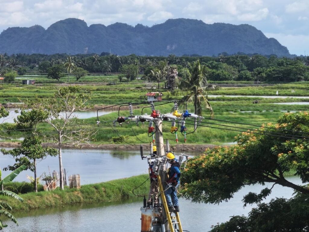 keterangan foto: pemasangan listrik di desa, sumber foto: HO PLN