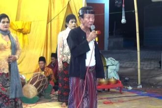 Tradisi sandur, forum silaturahmi kaum laki-laki di Madura. Sumber Foto: Tangkap layar SR Production