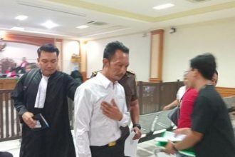 Eks Kades Kebon Padangan, Kecamatan Pupuan, Kabupaten Tabanan, I Made Arif Hartawan, seusai menjalani sidang vonis di PN Tipikor Denpasar. Sumber foto : Detikbali