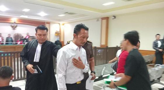 Eks Kades Kebon Padangan, Kecamatan Pupuan, Kabupaten Tabanan, I Made Arif Hartawan, seusai menjalani sidang vonis di PN Tipikor Denpasar. Sumber foto : Detikbali