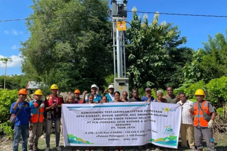 Sejumlah petugas PLN berpose bersama dengan masyarakat usai pemasangan listrik di Desa Kiubaat. Sumber Foto: ANTARA/Ho-Humas PLN IUW NTT