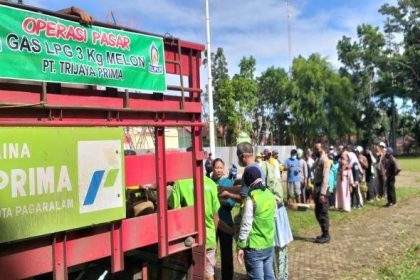 Ilustrasi antrean Gas LPG 3 Kg yang diawasi oleh Polisi. Sumber foto: palembang.tribunnews.com