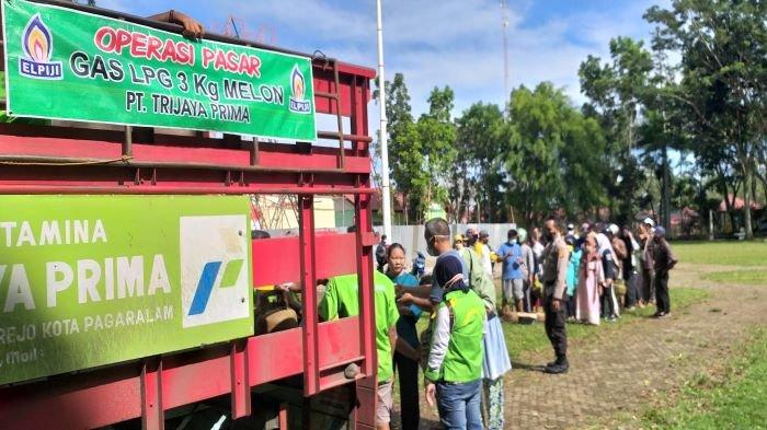 Ilustrasi antrean Gas LPG 3 Kg yang diawasi oleh Polisi. Sumber foto: palembang.tribunnews.com