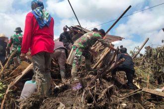 Gotong royong masyarakat setempat usai diterjang banjir lahar dingin Gunung Marapi. Sumber foto: RRI.co.id