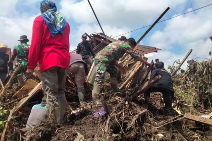 Gotong royong masyarakat setempat usai diterjang banjir lahar dingin Gunung Marapi. Sumber foto: RRI.co.id