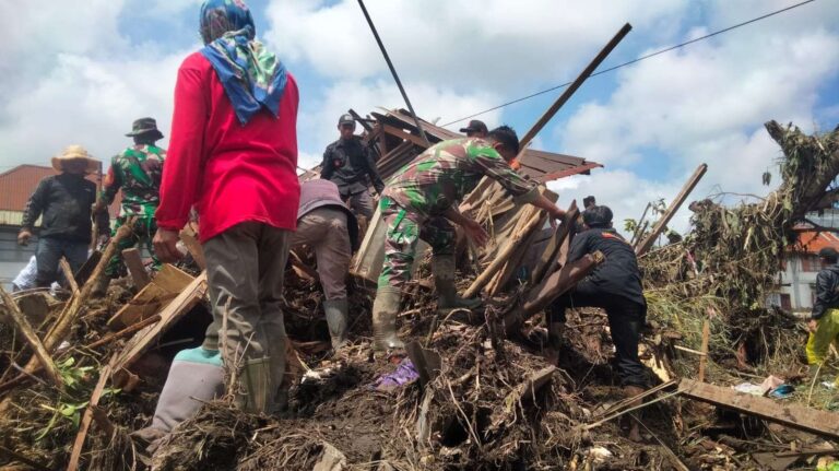 Gotong royong masyarakat setempat usai diterjang banjir lahar dingin Gunung Marapi. Sumber foto: RRI.co.id