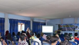 Penyuluh kesehatan masyarakat memberikan edukasi tentang budaya hidup sehat kepada warga desa pada program TNI Manunggal Membangun Desa (TMMD) ke-120 di Desa Sungai Karias.