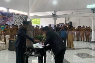 PJ Bupati Lombok Timur, HM Juaini Taofik Saat Pengukuhan Perpanjangan Mas Jabatan 88 Kades di Kabupaten Lombok Timur. Sumber Foto : TribunLombok